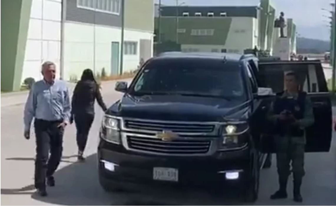 Genera polémica llegada de AMLO a bordo de camioneta en Puebla