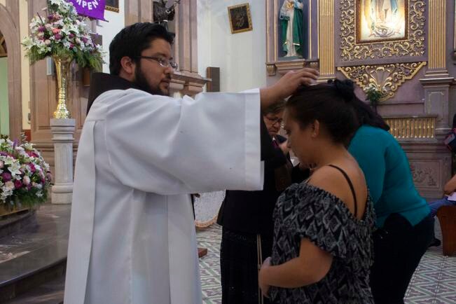 Recibir ceniza. Comienza la Cuaresma y con ella el tiempo de penitencia  