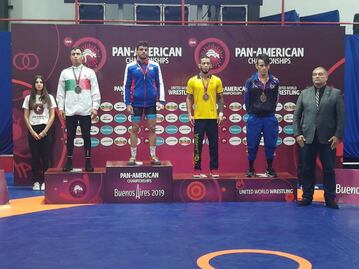 Samuel Gurria se cuelga presea plateada