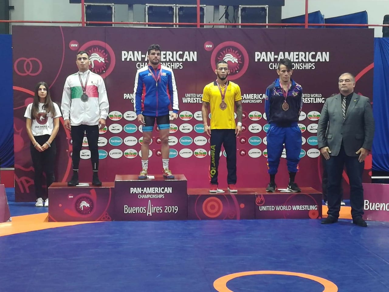 Samuel Gurria se cuelga presea plateada