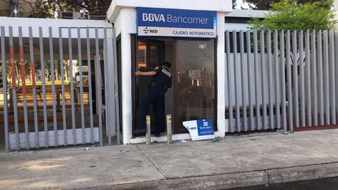 Roban cajero de Bancomer afuera de USEBEQ