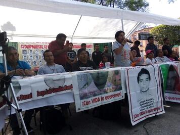 Exigen más resultados en el caso Ayotzinapa