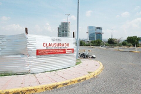 Clausuran obras en estacionamientos