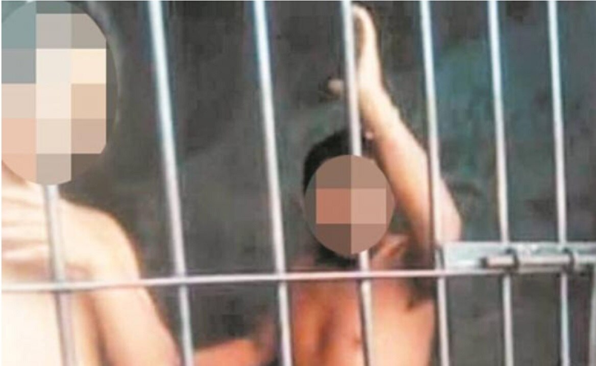 La policía trasladó a los presuntos delincuentes a la comandancia, hasta don de llegaron los inconformes para rociarles gasolina y calcinarlos (TOMADA DE VIDEO)