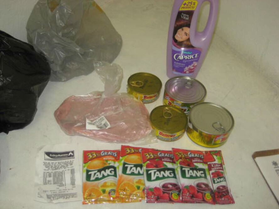 La sorprenden robando comestibles