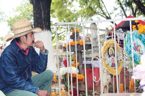 Serranos hacen fiesta a sus difuntos