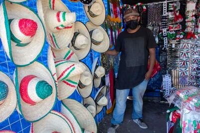 La bandera, el sombrero, la trompeta; productos patrios son su medio de vida