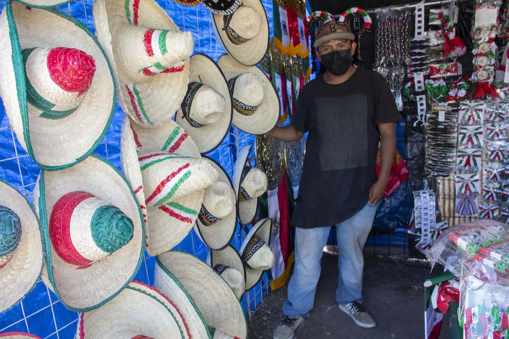 La bandera, el sombrero, la trompeta; productos patrios son su medio de vida
