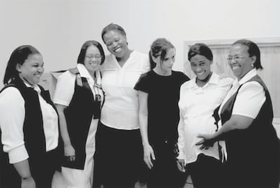 Victoria dona ropa a madres africanas