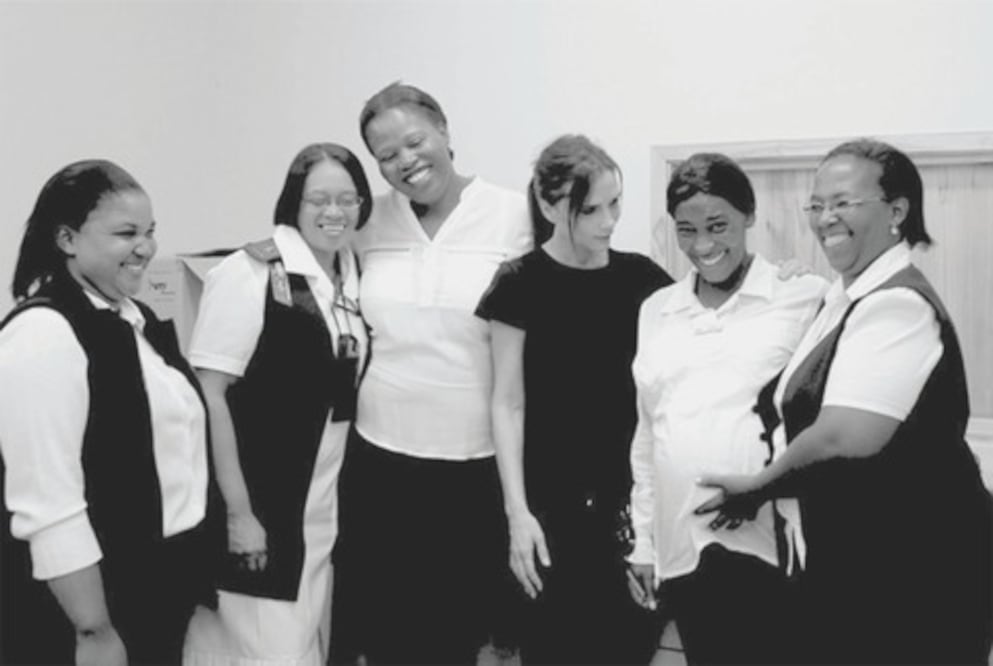 Victoria dona ropa a madres africanas