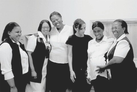 Victoria dona ropa a madres africanas