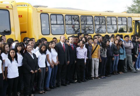 Entregan unidades de transporte a la UPQ