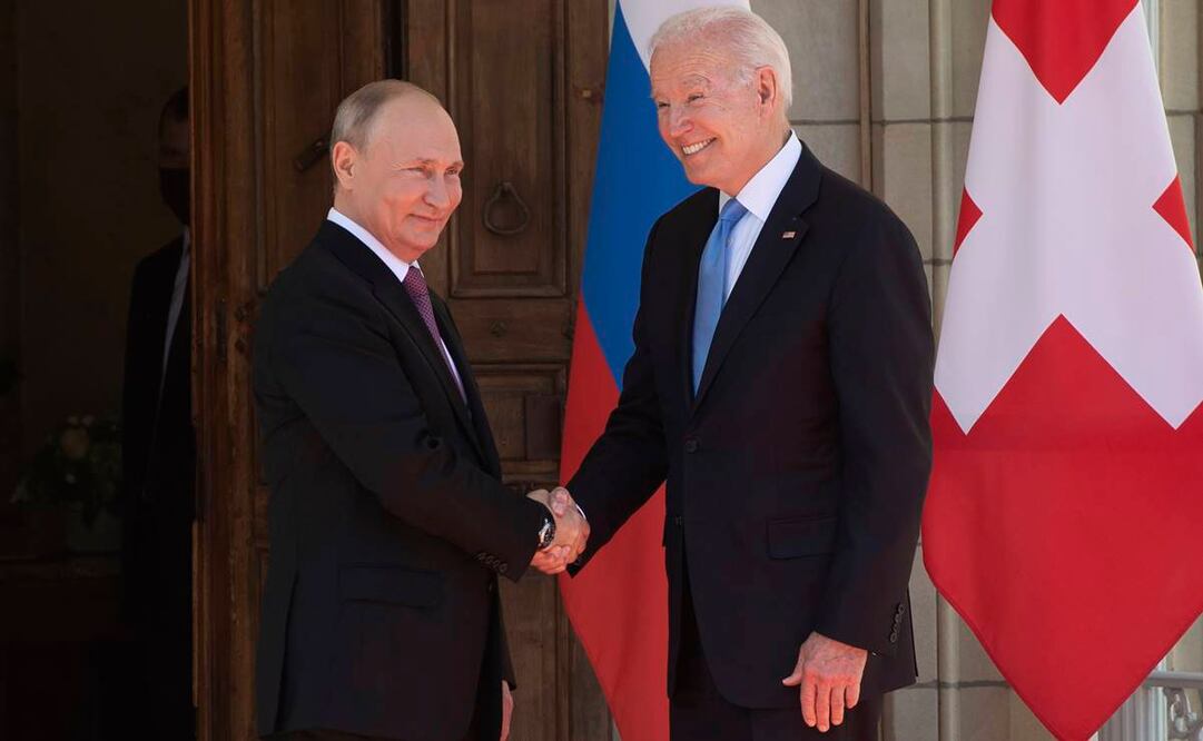 Apretón de manos, tensión y expresiones sombrías: la primera reunión entre Biden y Putin