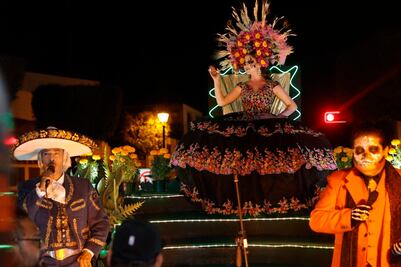 Catrinas y Catrines invaden las calles de Querétaro 