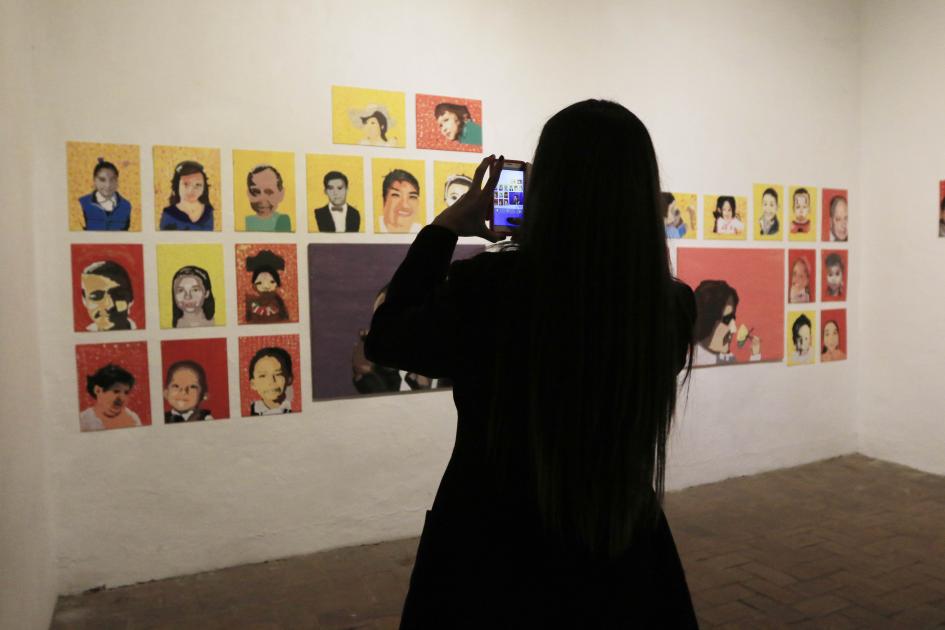 Con villancicos y mucho color se vivió la inauguración de “Retratos que marcan mi identidad”, una exposición que presentó las primeras obras pictóricas de niños de preescolar y primaria