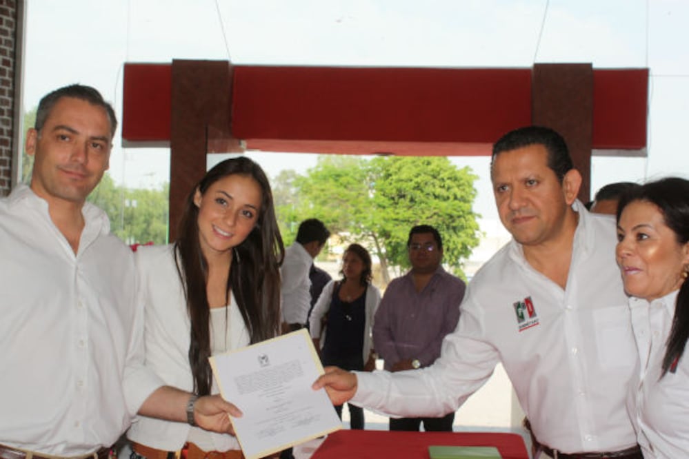 Reciben constancia de mayoría