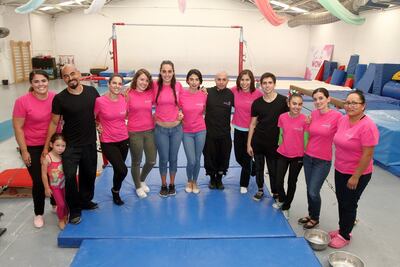 Pequeñas gimnastas ofrecen fiesta de talento