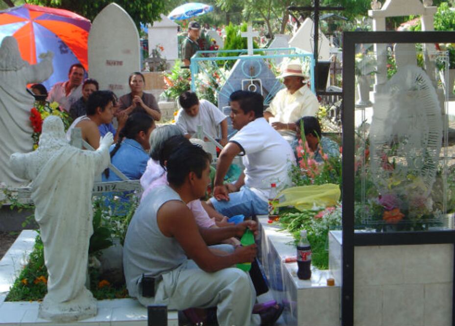 Piden exhumar restos de sus familiares