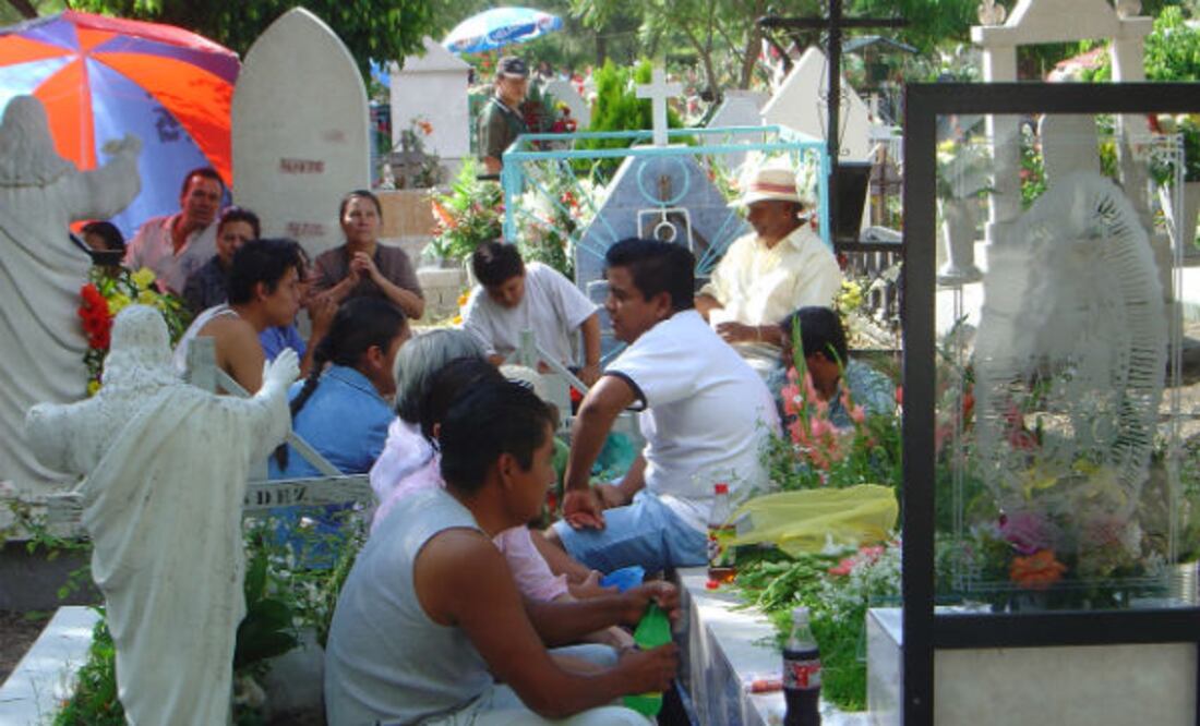 Piden exhumar restos de sus familiares