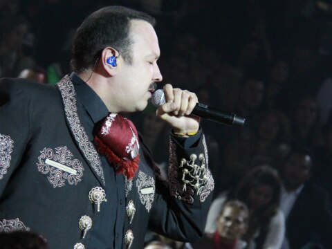 Pepe Aguilar se entrega a su público
