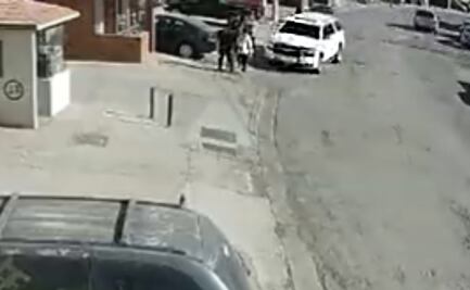 VIDEO: Conductor acecha a peatones, los embiste a toda velocidad y huye