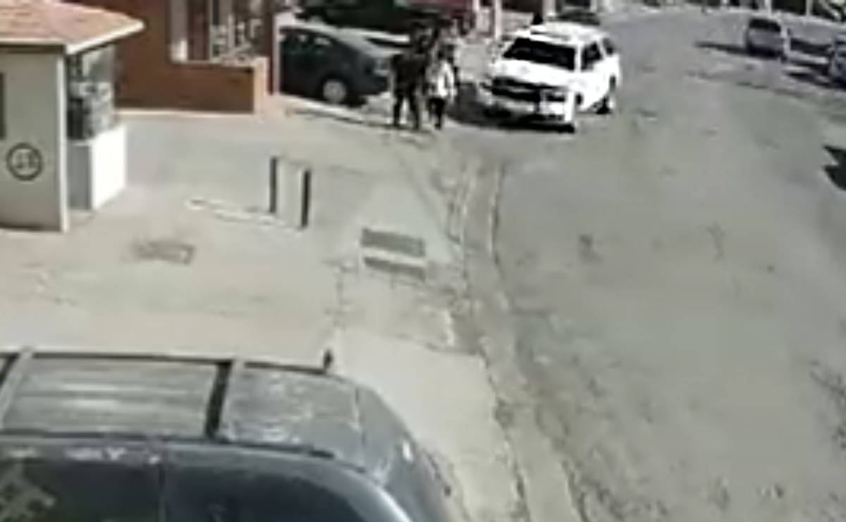 VIDEO: Conductor acecha a peatones, los embiste a toda velocidad y huye