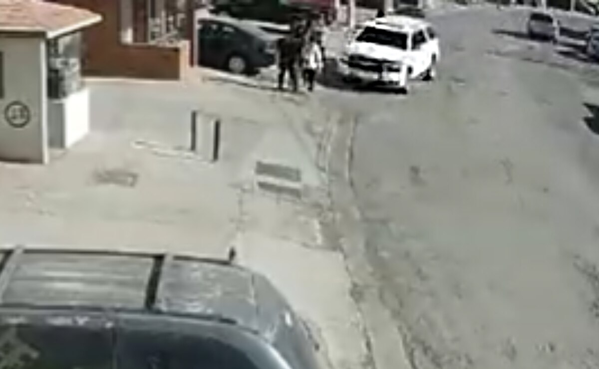 VIDEO: Conductor acecha a peatones, los embiste a toda velocidad y huye