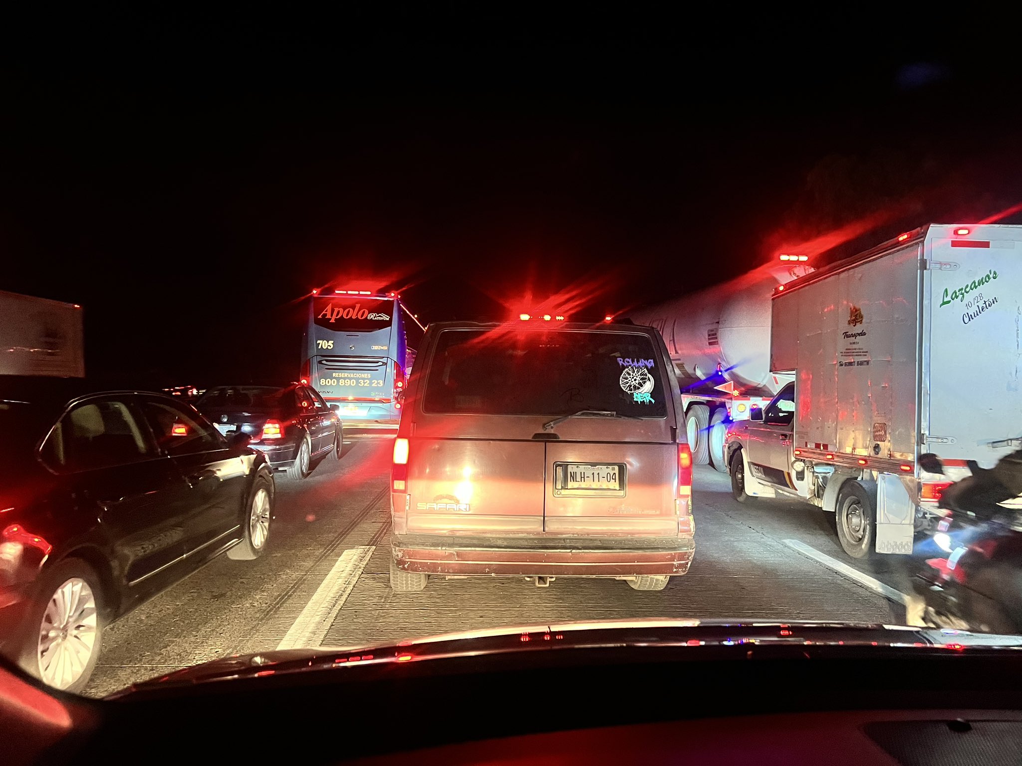 Está detenida la autopista México-Querétaro, tras choque de tráileres