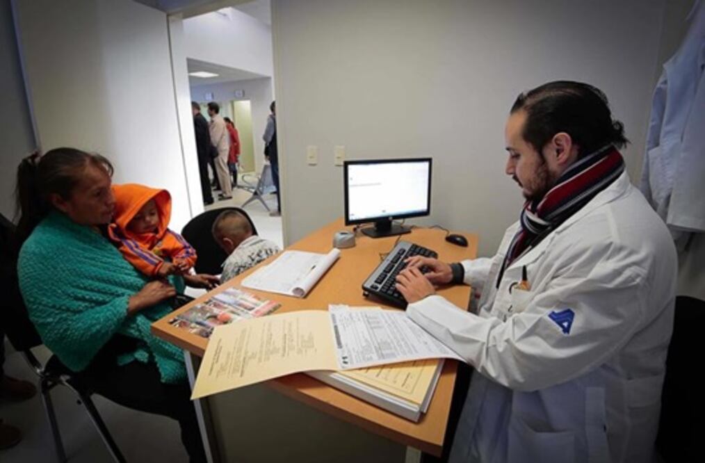 Puede ejercer médico titulado