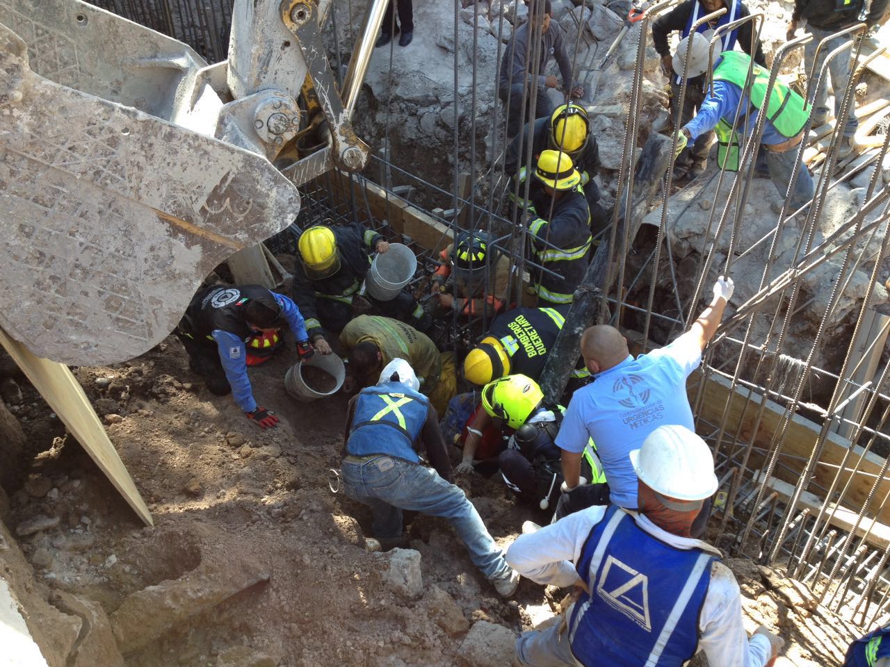 Bajo un alud de tierra, rescatan a trabajador
