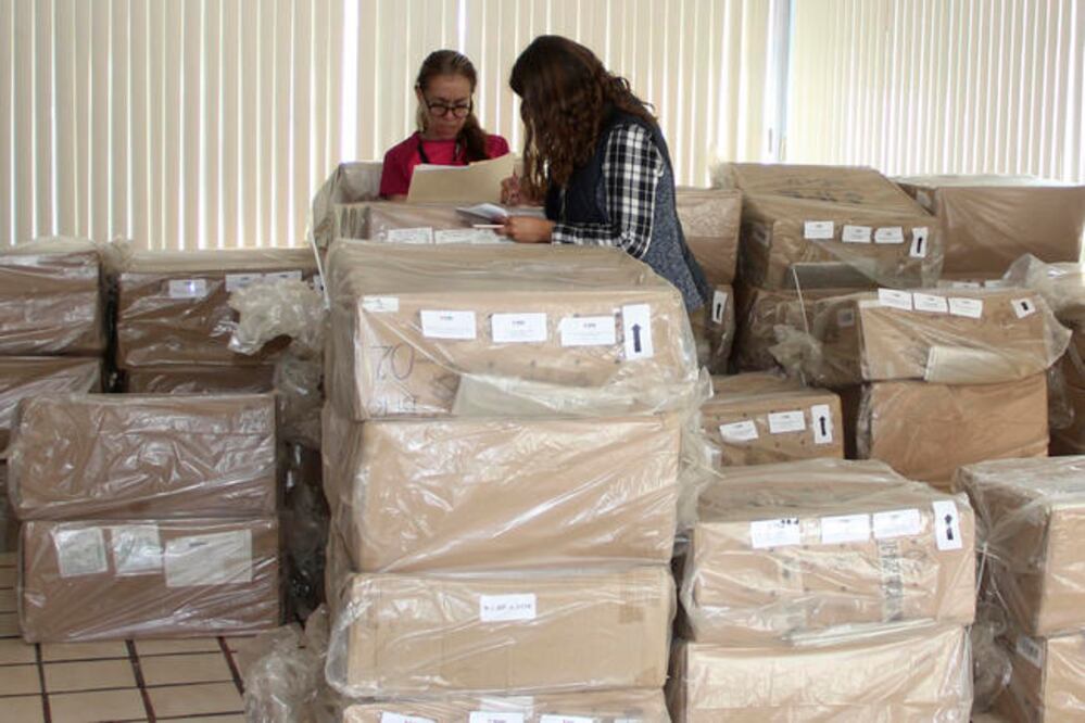 El INE entregó 120 urnas electrónicas, las cuales serán distribuidas a las Comisiones Auxiliares de cada facultad, campus y plantel de la UAQ. Foto: ESPECIAL