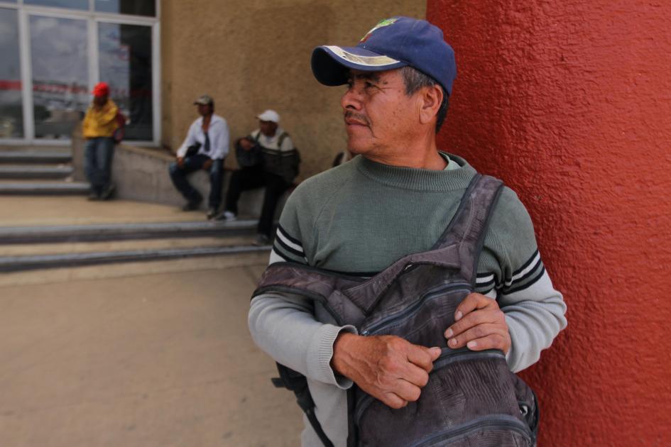 Albañilería, ayudantes de descarga, pintura y plomería son la gama de oficios de los que esperan.