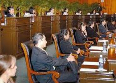 Presentan parlamento juvenil