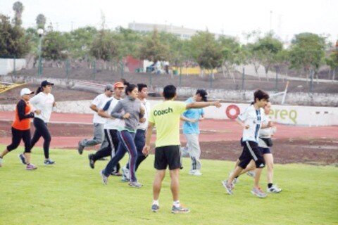 Entrenan cientos para el gran maratón