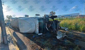 Tráiler cargado con productos de limpieza vuelca en la lateral de la carretera 57