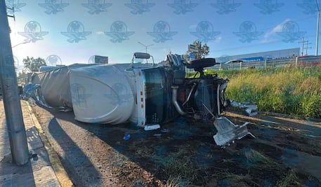 Tráiler cargado con productos de limpieza vuelca en la lateral de la carretera 57