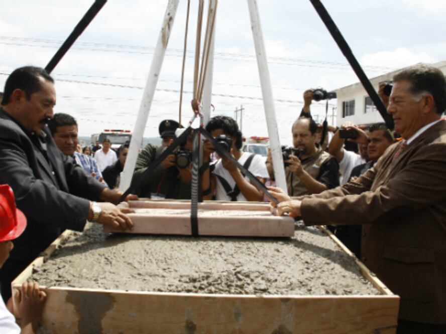 Colocan primera piedra de estación