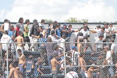 Violencia entre porras; 10 hospitalizados