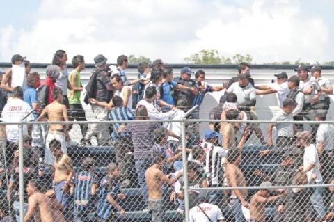 Violencia entre porras; 10 hospitalizados