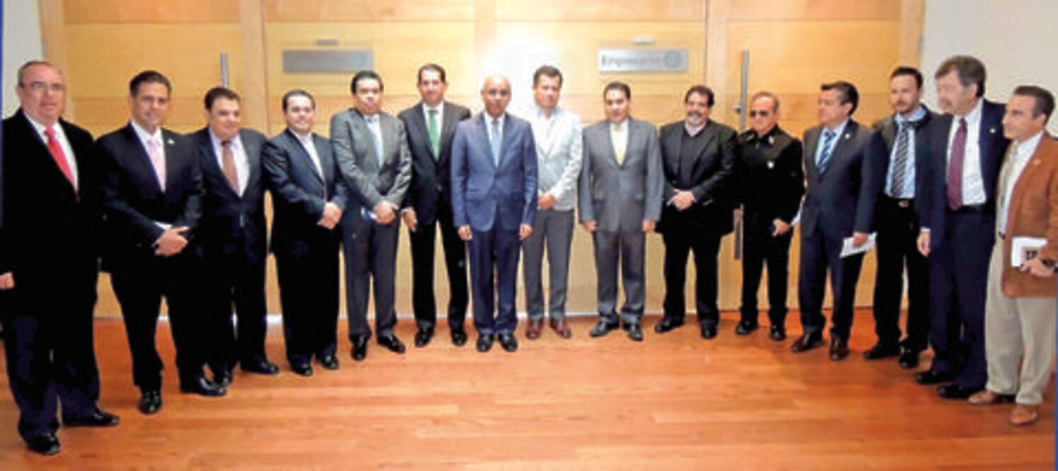 Se reúne Aguilar Vega con empresarios