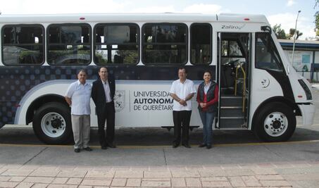 Donan vehículo y computadoras a la UAQ