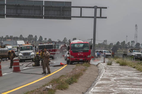 Registran fuga y bloqueo por accidente en carretera