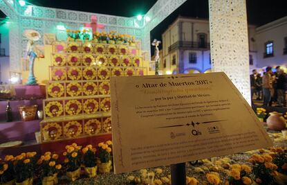 Encienden altares de muertos en Plaza de Armas
