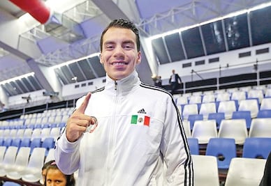 Uriel Adriano apoya desde la tribuna; se cuida de lesión