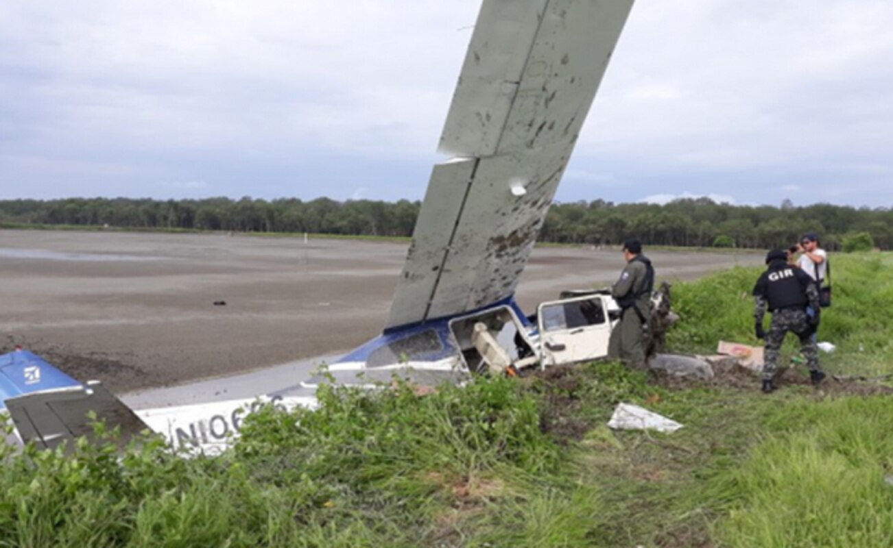 Bajo custodia, 2 mexicanos rescatados de avionazo en Ecuador