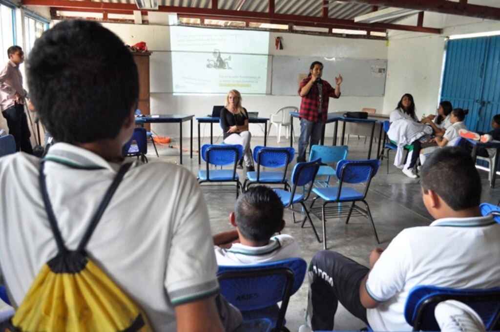 Padres denuncian abusos de maestra