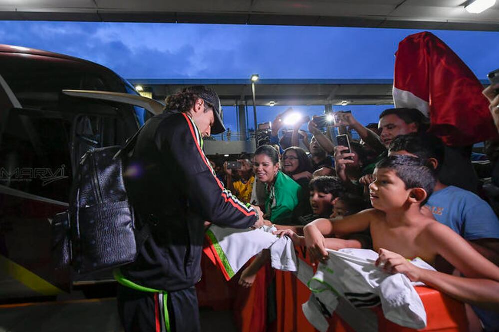 Algunos aficionados aguardaron el arribo de la Selección Mayor a San José. (IMAGO7)