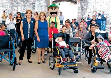 Entregan sillas de ruedas en Corregidora