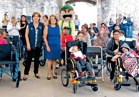 Entregan sillas de ruedas en Corregidora