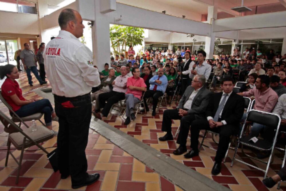 Cuestionan estudiantes a abanderado priísta